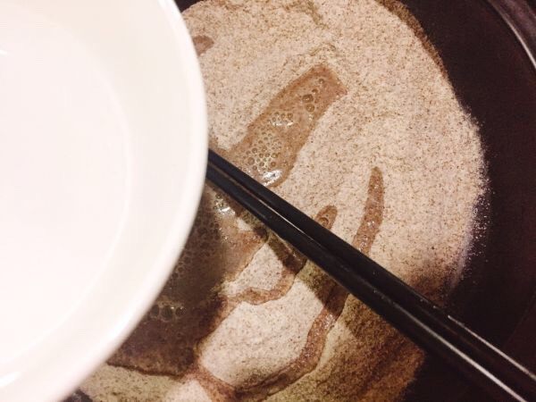 超萌黑全麦粉小熊馒头,注入温水,边拌边倒哦