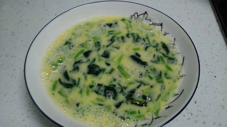 菠菜蒸蛋,<a style='color:red;display:inline-block;' href='/shicai/ 117'>菠菜</a>焯水后切碎，加入盘中，搅拌均匀。