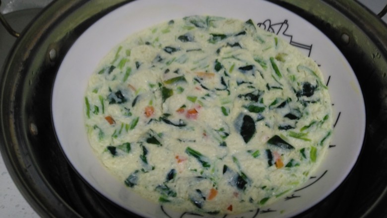 菠菜蒸蛋,大火煮开转中火蒸8分钟。