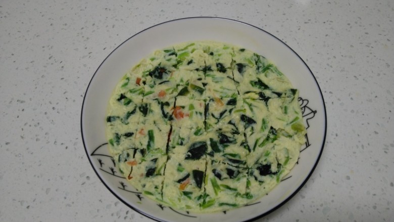 菠菜蒸蛋,用小刀均匀切块。