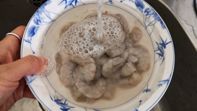 青豆玉米炒虾仁,然后将盐洗去。