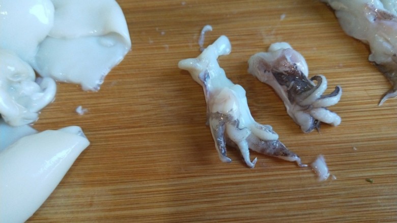 鳕鱼胡萝卜蒸饺,把鱼头清理干净,去嘴去眼,剁碎。