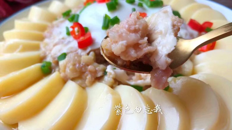 肉末日本豆腐,蒸好取出来,然后撒上红椒圈和葱花即可,美味的肉末日本豆腐,鲜嫩爽滑,好吃极了。
