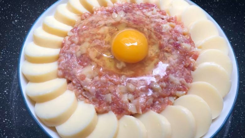 肉末日本豆腐,锅里放入适量水烧开,放入蒸架,把盘子放到蒸架上,盖上盖子,大火蒸20分钟。