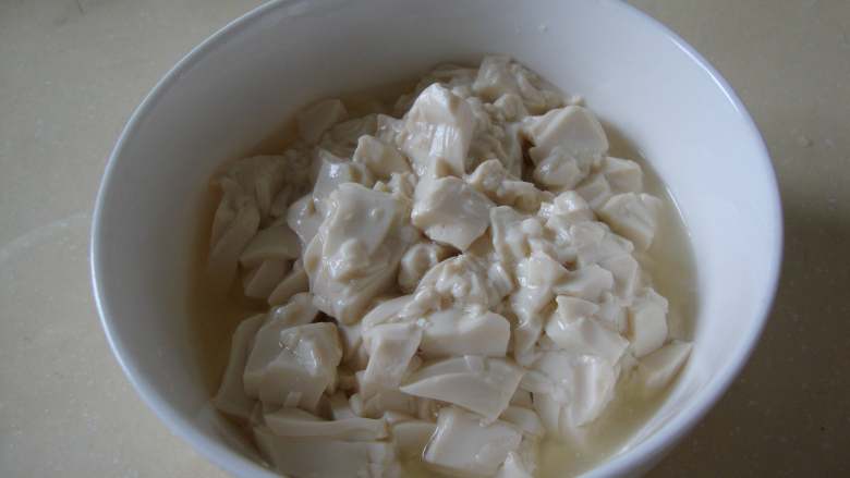 蛋黄海味豆腐羹, 内酯豆腐切碎,