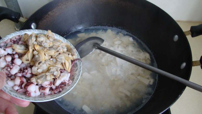 蛋黄海味豆腐羹,放入海鲜,加盐、鸡精调味