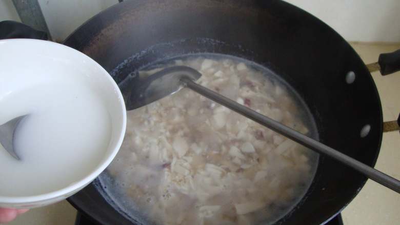 蛋黄海味豆腐羹,勾薄芡让汤变稠一点,盛入碗中