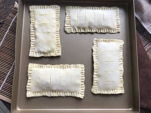 红豆派,依次完成所有,摆入烤盘。