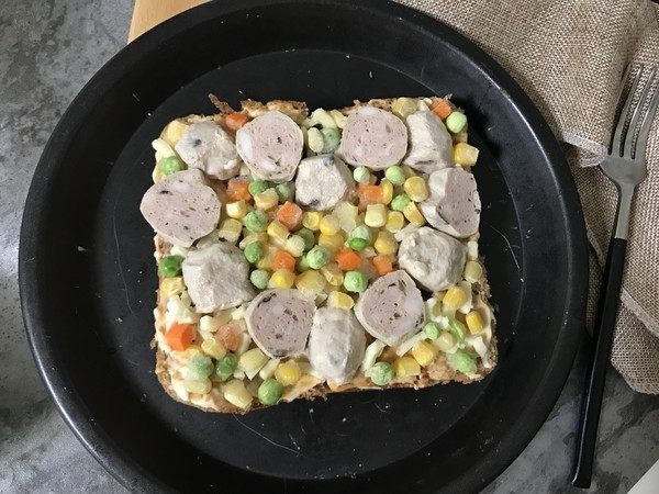 吐司披萨,再摆上各种蔬菜粒(我用的是胡萝卜粒、豌豆粒、玉米粒)。