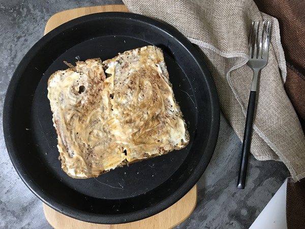 吐司披萨,抹上喜欢的酱料(我用的是番茄酱、沙拉酱、丸子里面赠送的沙茶酱)。