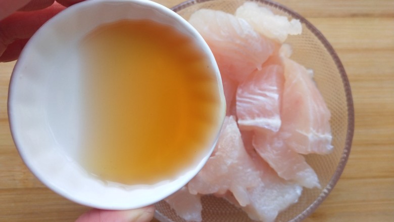 椒麻巴沙鱼,承包你的整个胃,加入<a style='color:red;display:inline-block;' href='/shicai/ 718'>料酒</a>。