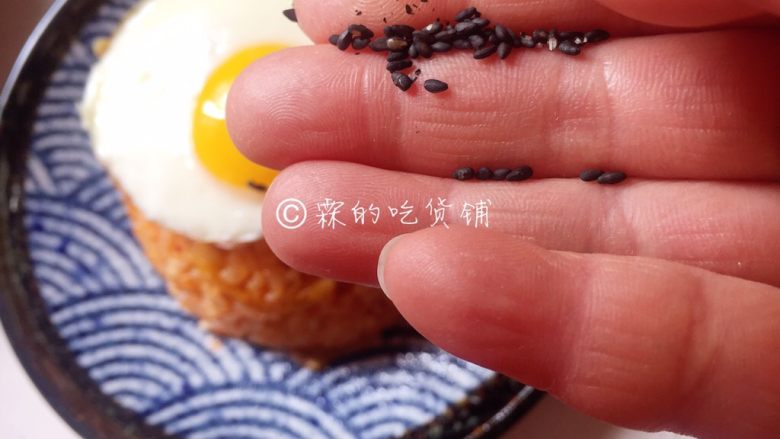 泡菜金枪鱼炒饭,煎好的鸡蛋放在饭上，再撒上丢丢的黑芝麻（嫌麻烦这些都可以省略）。