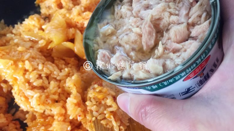 泡菜金枪鱼炒饭,放入金枪鱼(金枪鱼罐头,除了辣味的,一般就是水浸和油浸。炒饭,建议用油浸的,然后里面的油也一起倒入,如果买的是水浸的,那就把鱼肉放入,汁水不要倒进去。),翻炒均匀。