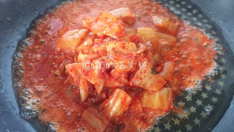 泡菜金枪鱼炒饭,起油锅, 先把<a style='color:red;display:inline-block;' href='/shicai/ 698'>泡菜</a>放入煸炒一会。