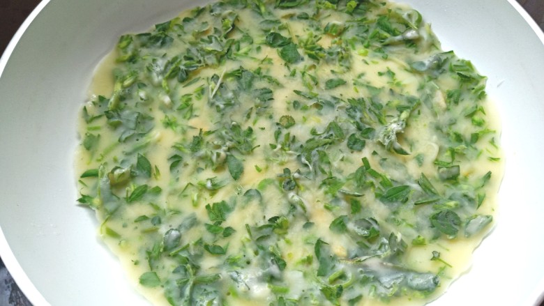 苜蓿菜饼,捞至面上起泡,翻面