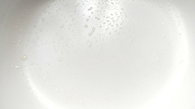 苜蓿菜饼,取陶瓷平底锅刷上玉米油,开小火