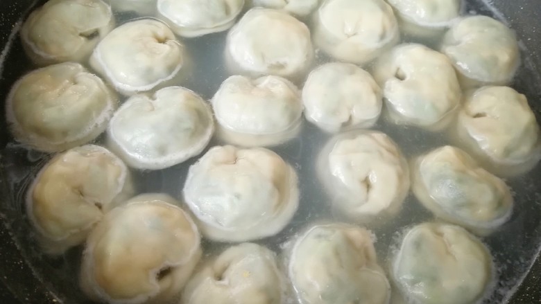 干拌饺子,煮饺子,素馅饺子比较容易熟,不要煮的时间太长。