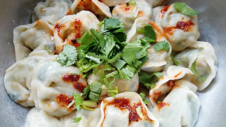 干拌饺子,煮好的饺子捞出,盛在大一点的容器里面,根据自己的口味放盐、鸡精、生抽、香醋、香油和辣椒油,最后放上切碎的香菜(不喜欢吃香菜可以不放,或者换成香葱也好吃)。