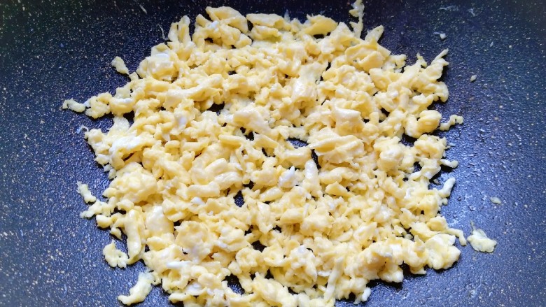 干拌饺子,炒锅内倒适量的食用油烧热,下入蛋液用筷子快速划炒定型,晾凉备用。