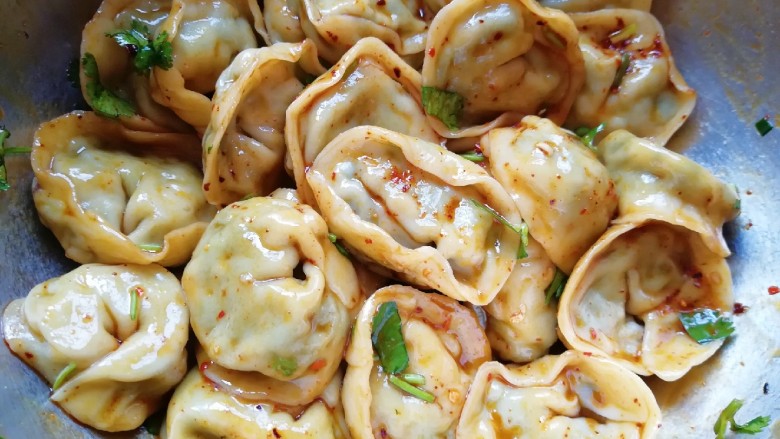 干拌饺子,不要用筷子搅拌,会把饺子搅烂的,端着饺子上下晃动,让调料拌匀即可。