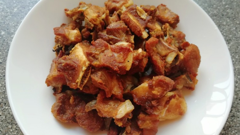 金牌本帮糖醋排骨,炸到颜色变至棕红色后捞出,要炸的稍微老一点。
