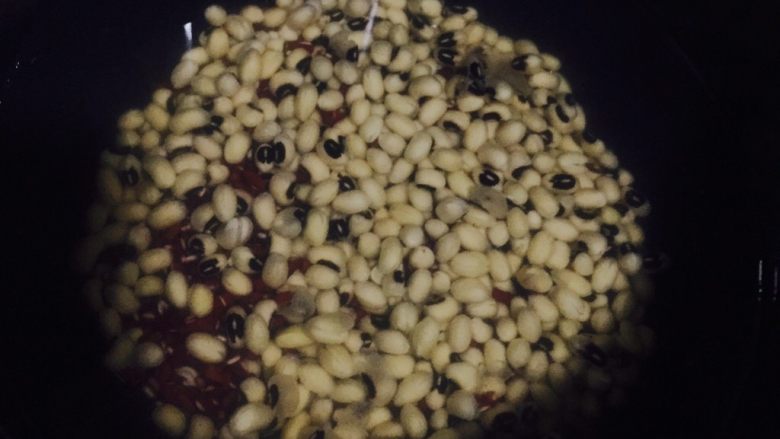 眉豆骨头汤,眉豆和赤小豆各取150g,冷水浸泡一小时