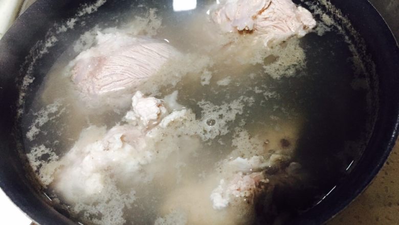 眉豆骨头汤,把骨头焯水一分钟,然后过冷水洗干净