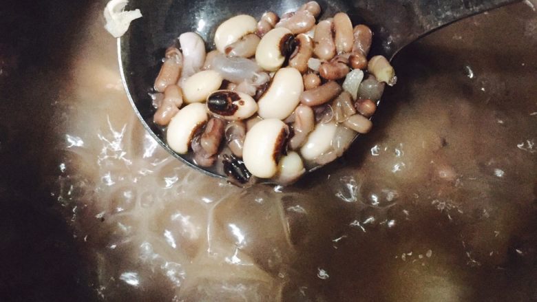 眉豆骨头汤,半小时后,豆子和沙葛同时煮熟