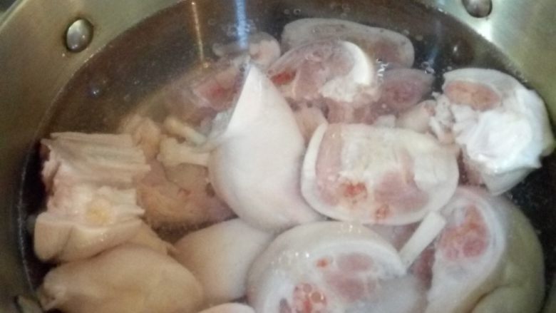 腌笃鲜,浸泡后的猪蹄过沸水,去飞沫