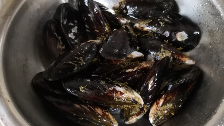 炼乳淡菜,清洗后,待用。