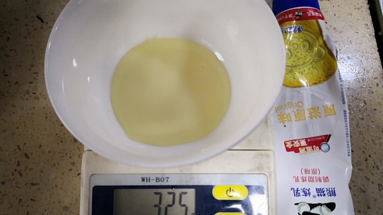 炼乳淡菜,取一定量,放入碗中。