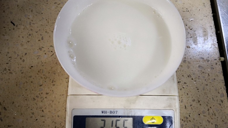 炼乳淡菜,加入温水(一定要用温水),均匀搅拌后,待用。