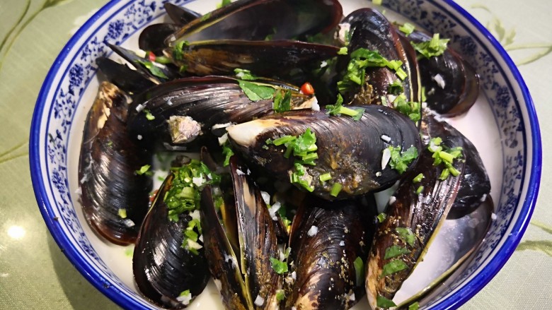 炼乳淡菜,起锅,装盘,撒上香菜。