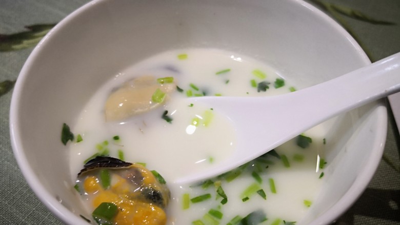炼乳淡菜,无需添加其它调料,淡菜肉吃时,不要忘记去除淡菜内脏物,肉和汤一起食用,味道会更好,原味。一起学习!