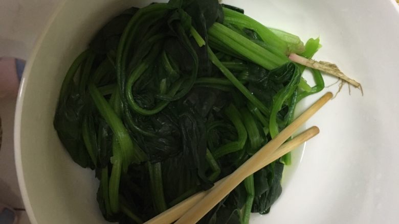 菠菜炒腐竹,捞出备用