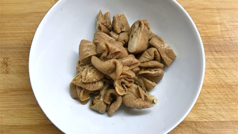 草头圈子,准备好材料,后把猪大肠切成小段。