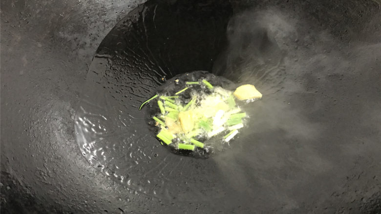 草头圈子,锅中倒入适量油,放入葱,姜煸出香味