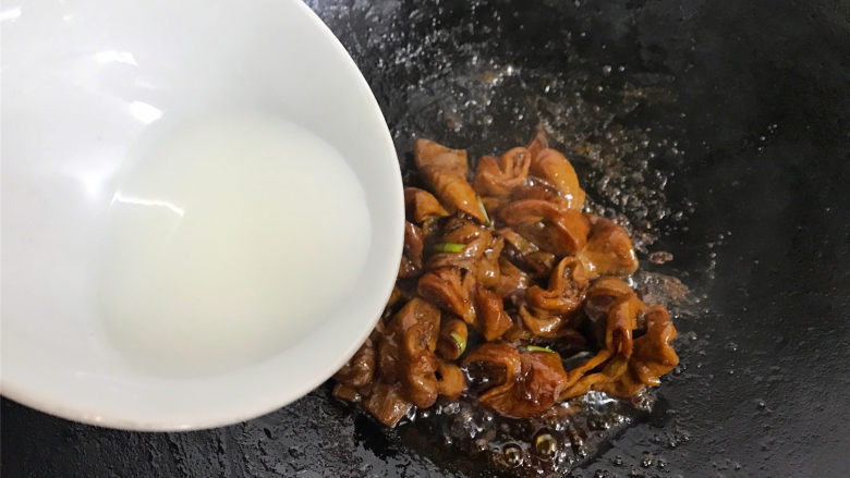 草头圈子,中小火烧5分钟,煮至入味后加少许水淀粉勾芡后盛出。