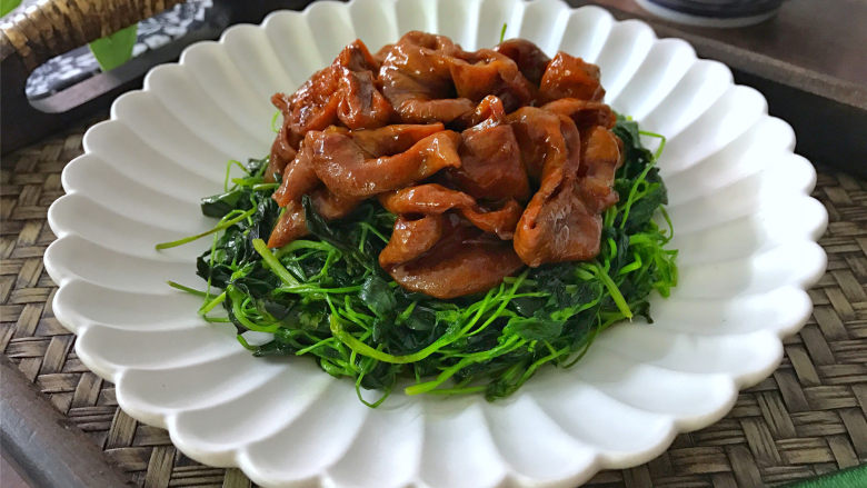 草头圈子,炒好的草头装入盘中,上面放入炒好的圈子,即可。