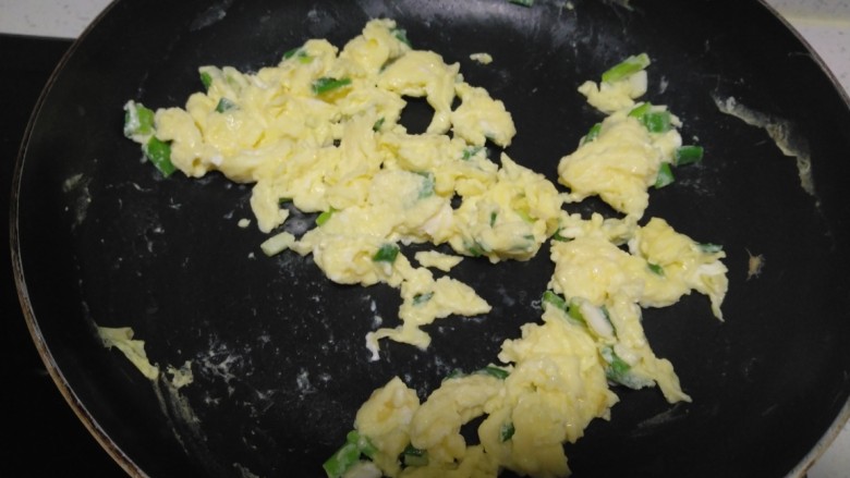 南瓜芽苗菜韭菜鸡蛋饺子,倒入锅中,炒至定型。