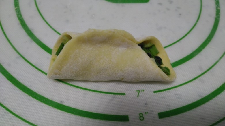 南瓜芽苗菜韭菜鸡蛋饺子,放入馅料,先捏中间。