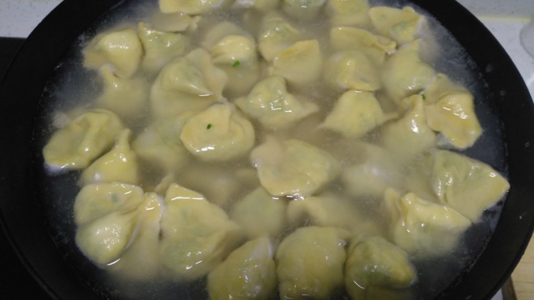 南瓜芽苗菜韭菜鸡蛋饺子,锅中放入适量水,水开后下入饺子。