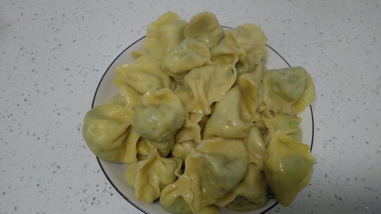 南瓜芽苗菜韭菜鸡蛋饺子,煮至饺子透明,捞出。