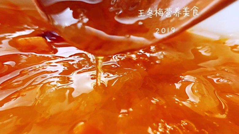 银耳南瓜羹,粘稠好喝自带清甜香气的银耳南瓜羹,会滋润着我们身体的每一个细胞。南瓜和枸杞都是自带甜味,不需要加冰糖之类的来调味了,如果确实不习惯的,可按个人口味适量添加。