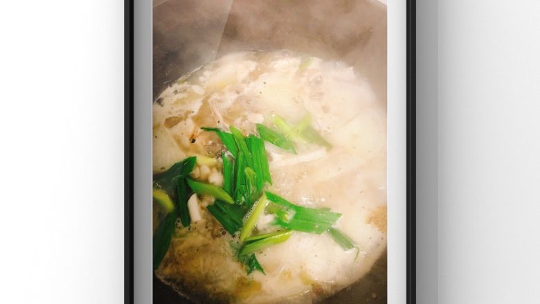 鲜美鲈鱼片汤,最后放入蒜苗段即可出锅!