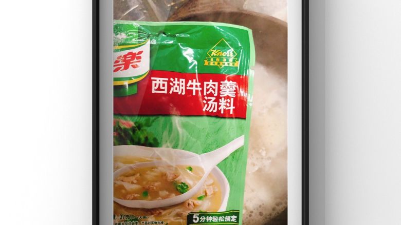 鲜美鲈鱼片汤,鱼骨煎好后倒入没过鱼骨再多一点点的开水,煮成白汤后,将煮好的白汤里放入这个调味包,一勺盐,少量酱油!