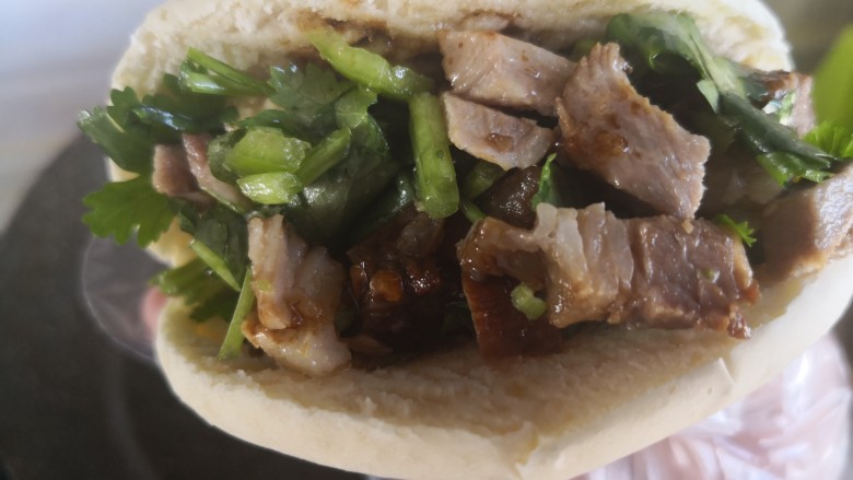 肉夹馍,剩下的面饼依次加入肉碎。放些香菜,