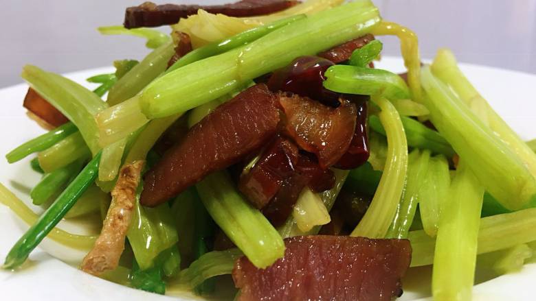 烟熏腊肉炒芹菜,装盘,很诱人吧?
