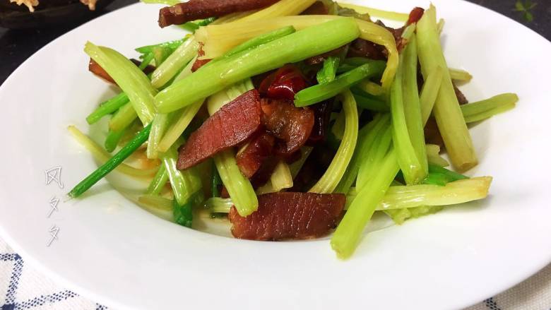 烟熏腊肉炒芹菜,腊肉香,芹菜脆,必须多吃一碗饭