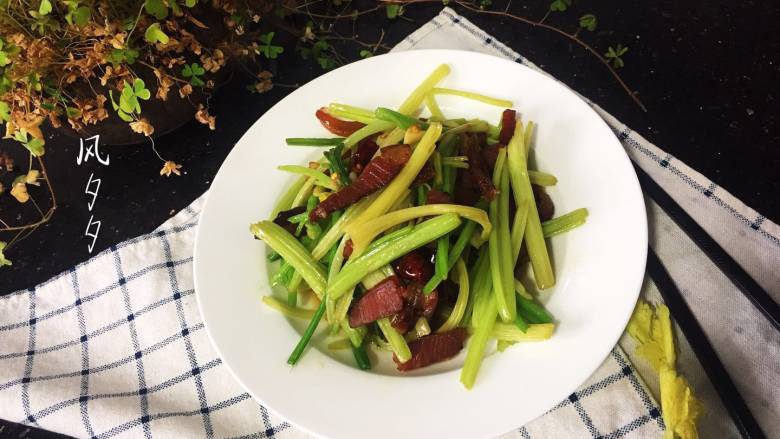 烟熏腊肉炒芹菜,成品~